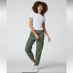 Pose Fitted Tee
Women's Rib Tee